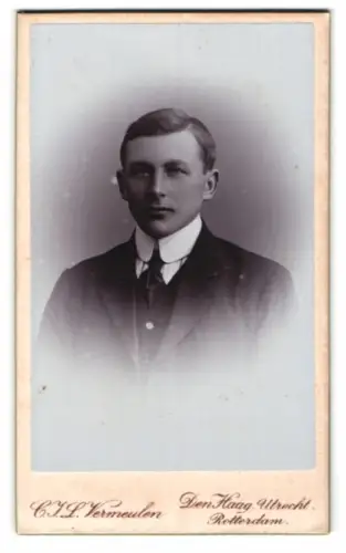Fotografie C. J. L. Vermeulen, Den Haag, Toussaintkade 11, Porträt eines jungen Mannes