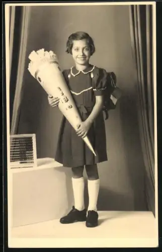 Fotografie Fritz Schmidt, Burg b. Magdeburg, Schulmädchen Bärbel Gerlach mit Zuckertüte und Schulranzen Einschulung 1946