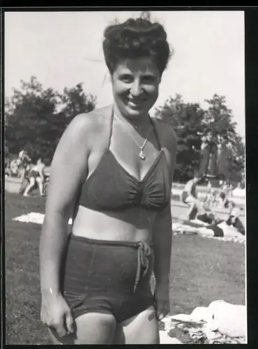 Fotografie Frau in Bademode Bikini in einem Freibad