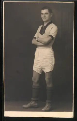 Fotografie Fussballer im Trikot mit Stutzen