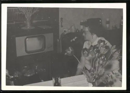 Fotografie Frau schaut auf ihren Fernsehen auf ihrem Fernsehempfänger Rembrandt