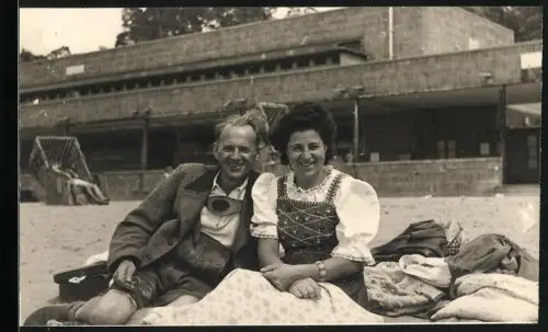 Fotografie Ansicht Berlin, zwei Bayern in Tracht am Strandbad Wannsee