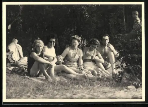 Fotografie Familie im Strandbad in Badekleidung, Badenanzug