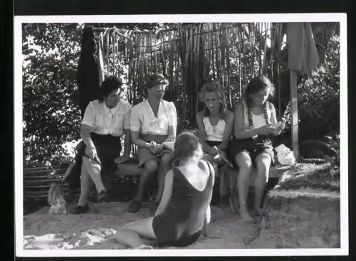 Fotografie junge Mädchen mit Zöpfen in Badeanzug am Strand
