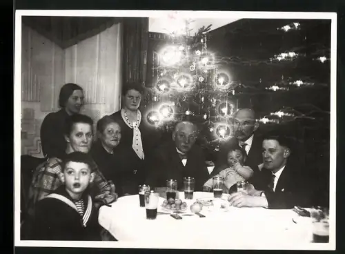 Fotografie Familie zu Heiligabend im Wohnzimmer mit Weihnachtsbaum, 1929