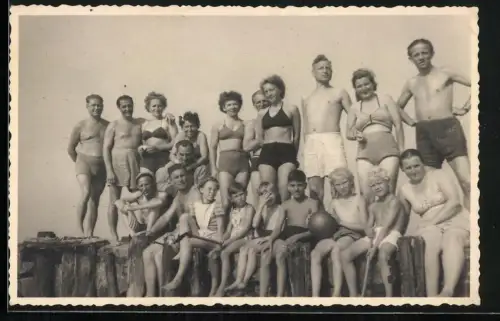 Fotografie Kinder und Erwachsene in Badekleidung posieren für Gruppenbild