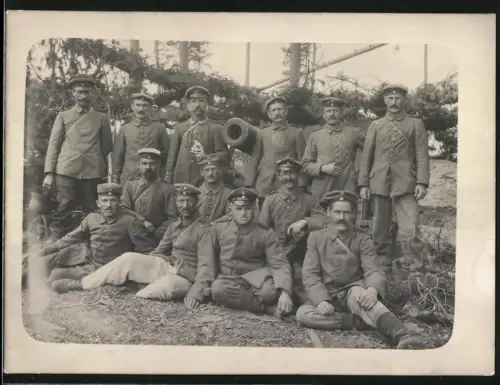 Fotografie Soldaten in Feldgrau posieren neben 15 cm Kanone