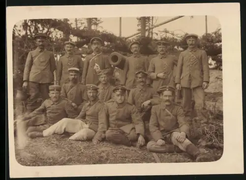 Fotografie Soldaten in Feldgrau Uniform nebst 15cm Kanone