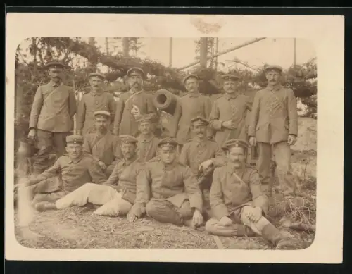 Fotografie Soldaten und Uffz. in Feldgrau Uniform mit 15cm Kanone