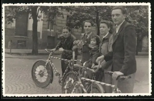 Fotografie Männer mit ihren festlich geschmückten Fahrrädern