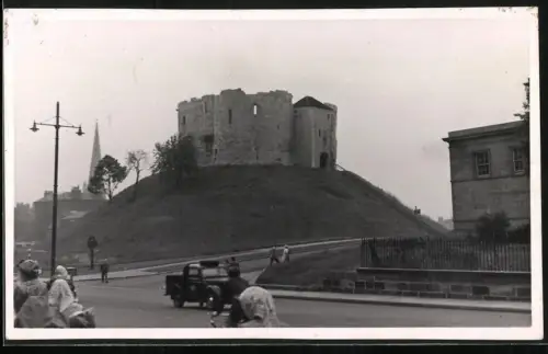 Fotografie unbekannter Fotograf, Ansicht York, Blick nach Clifford’s Tower, der Donjon von York Castle