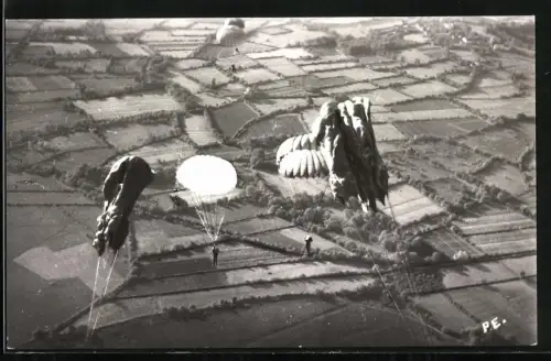Fotografie Fallschirmjäger beim Absprung aus dem Flugzeug, Rundkappenschirm