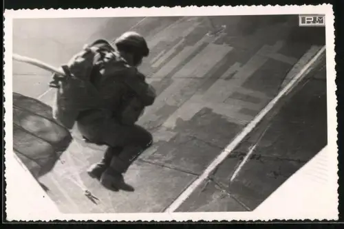 Fotografie Fallschirmjäger kurz nach Absprung aus dem Flugzeug