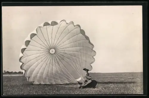 Fotografie Fallschirmjäger bei der Landung am Boden