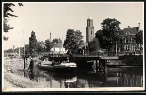 Fotografie Ansicht Zwolle, Schleuse im Ort mit einfahrendem Frachtschiff