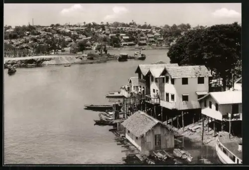 Fotografie Prf. Dr. H. Wilhelmy, Stuttgart, Ansicht Manaus, Blick auf die Hütten am Ufer