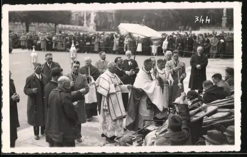 Fotografie Geistliche Hohepriester salben Rollstuhlfahrer / Kriegsverwundete