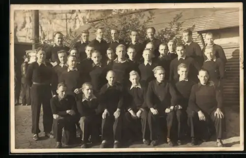 Fotografie Ansicht Freimingen-Merlenbach, junge Männer im lager Merlebach, 1947