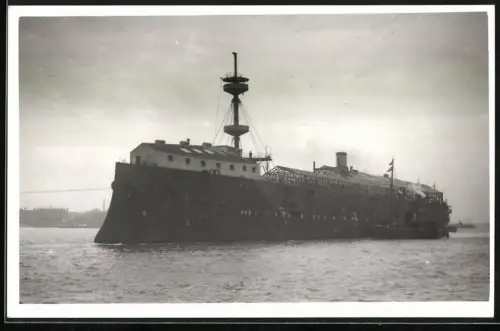 Fotografie Dampfer HMS Fisgard mit Hausaufbau an Deck