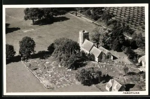 Fotografie Aerofilms, Ansicht Iden, Blick auf die All Saints Church, Kirche mit Friedhof