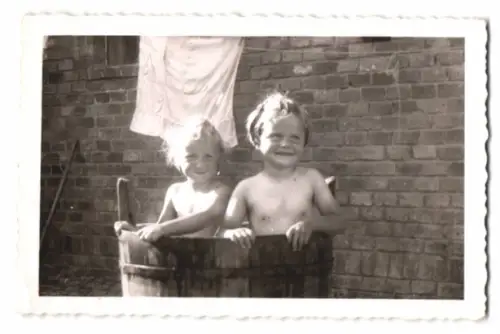 2 Fotografien zwei niedliche Kinder beim Baden im Badezuber