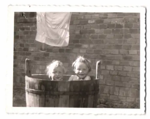 2 Fotografien zwei niedliche Kinder beim Baden im Badezuber