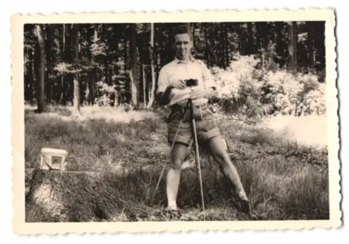 6 Fotografien Hobby Fotograf mit Fotokamera auf Stativ, Kamera, Fotoapparat