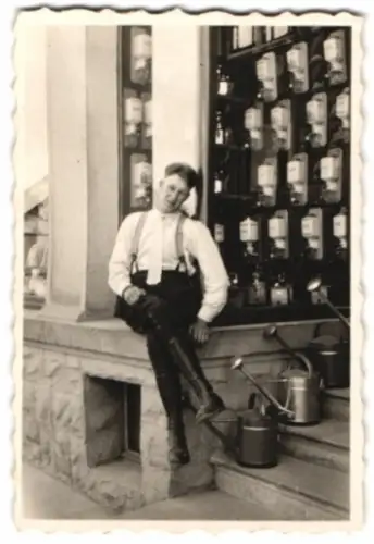 Fotografie D.K.W. Motorrad Rennfahrer Ewald Kluge vor einem Kaffee Geschäft