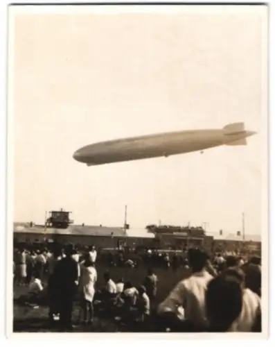 Fotografie Zeppelin LZ 127 Graf Zeppelin bei der Landung am Flughafen Aspern, 1931