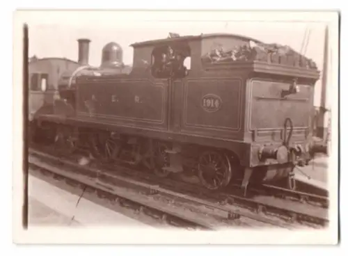 Fotografie britische Eisenbahn der NER, Lock mit Kohle beladen