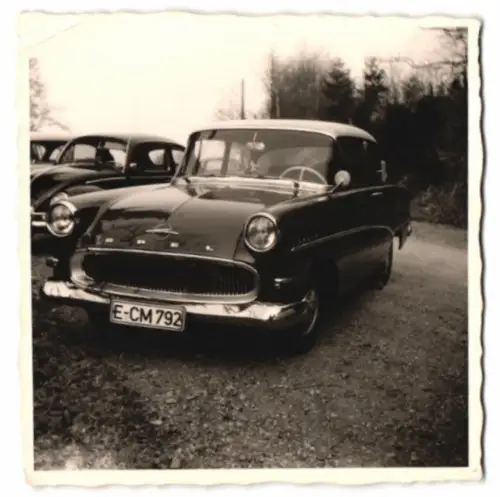 Fotografie Auto Opel Rekord, Kennzeichen: E-CM 792, nebst VW-Käfer