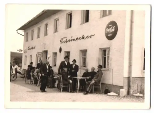 Fotografie Ansicht Steinerskirchen, Herren am Gasthaus Maria Scheinecker, Coca Cola Blechschild an Hauswand