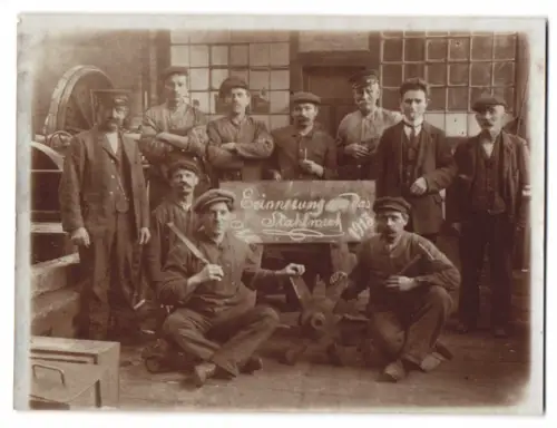 Fotografie Arbeiter eines Stahlwerk 1913 in ihrer Werkstatt, Feile, Hammer, Werkstück