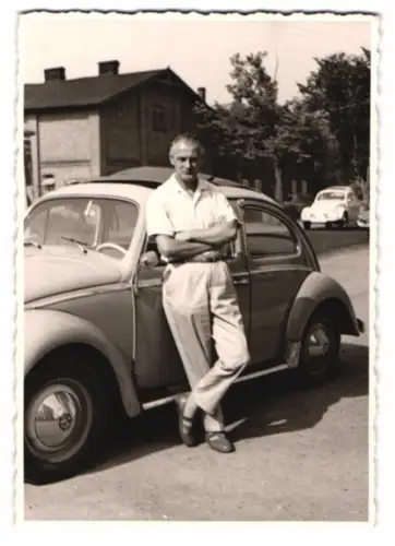 Fotografie Mann posiert vor seinem VW-Käfer