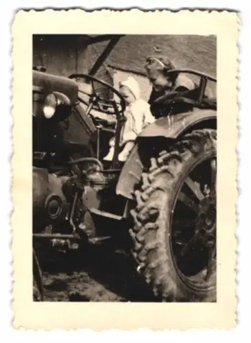 Fotografie Mutter mit Kind auf einem Traktor