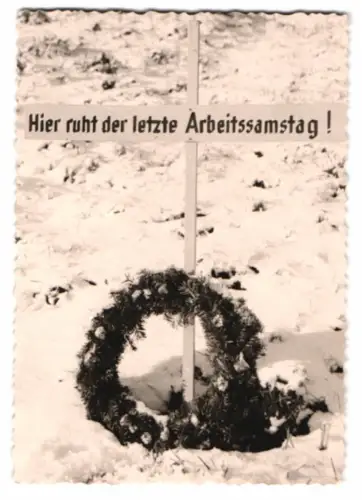 Fotografie Grab mit Aufschrift Hier ruht der letzte Arbeitssamstag !
