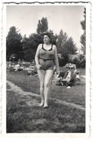Fotografie Frau im Badeanzug in einem Freibad
