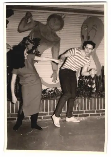 Fotografie zwei junge Menschen Gloria und Erhard beim Tanzen, 1958