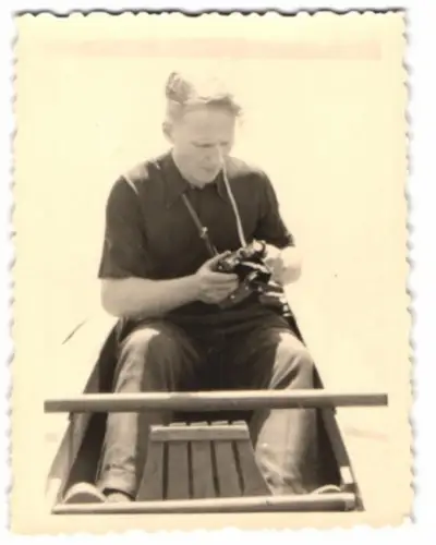 Fotografie Hobbyfotograf mit seiner Kamera in einem Boot