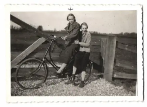 Fotografie zwei Frauen auf ihrem Holland Fahrrad