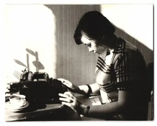 Fotografie junge Sekretärin mit Schreibmaschine beim Text abtippen