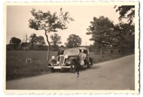 Fotografie Mann und Frau in ihrem Auto