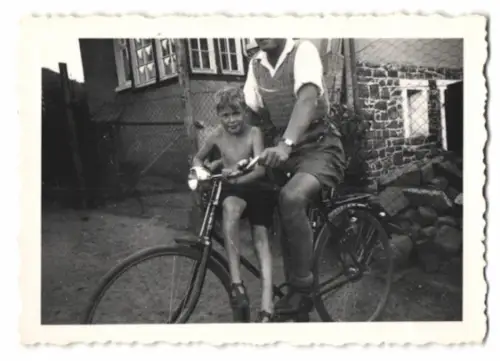 Fotografie Vater mit seinem Sohn auf dem Fahrrad, Scheinwerfer