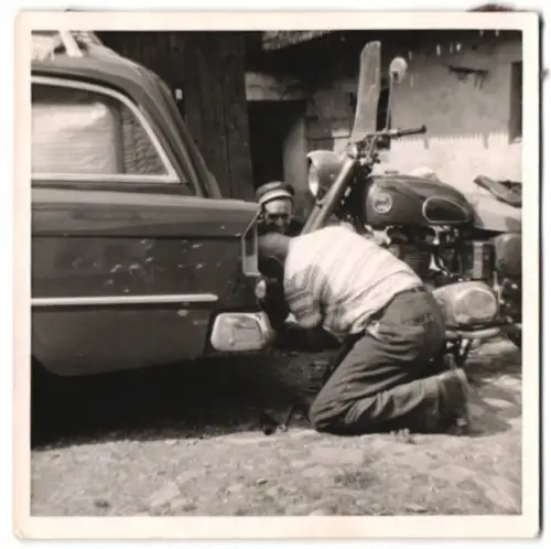 Fotografie zwei Männer befestigen ihr Ariel Motorrad an der Auto Anhängerkupplung