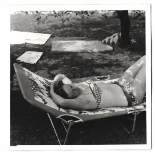 Fotografie junge Frau im Bikini auf einer Sonnenliege