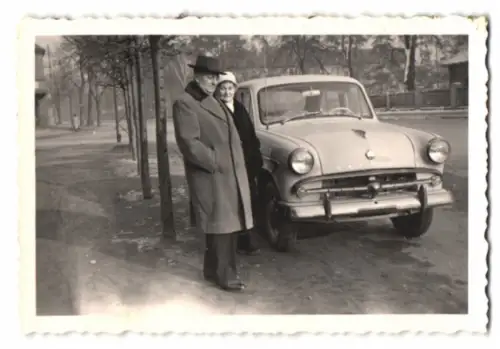 Fotografie Mann und Frau neben irehm Moskwitch, 1959
