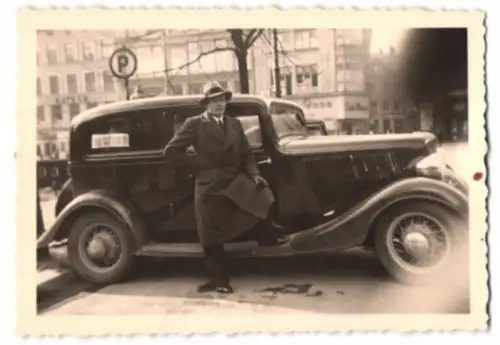 Fotografie Mann posiert vor seinem Ford Modell B
