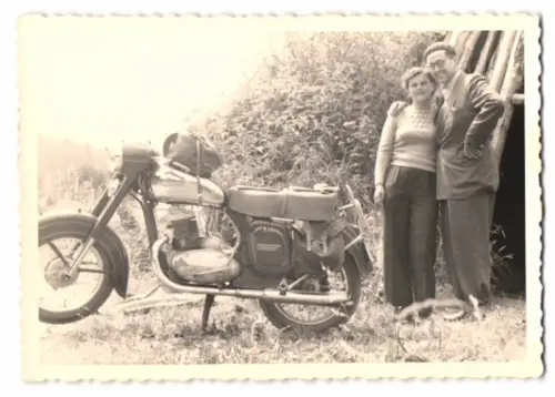 Fotografie Paar neben ihrem Jawa 350ccm Motorrad