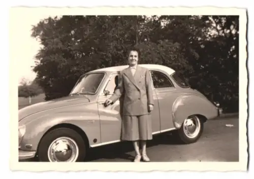 Fotografie Frau nebem ihrem DKW F 91 Auto, 1956