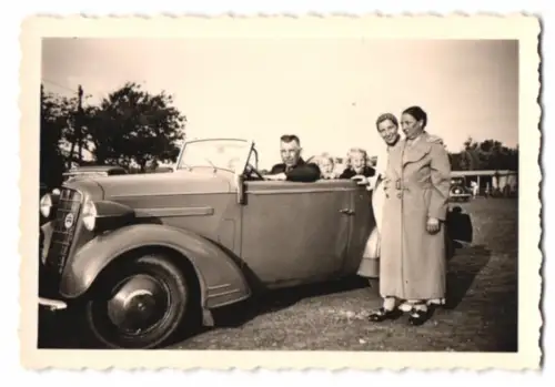 Fotografie Vater mit Kindern im Opel 6 Cabrio